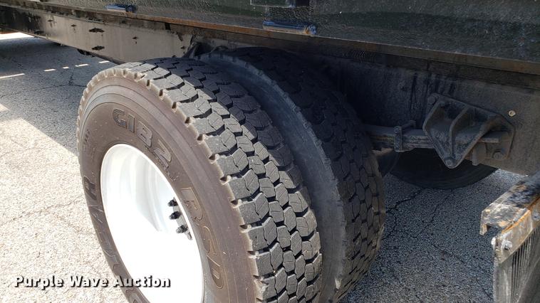 image for item EN9924 2007 International 4200 flatbed truck