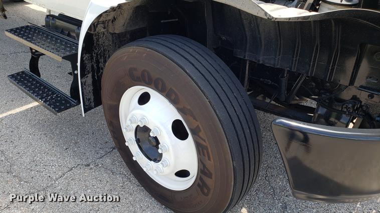 image for item EN9924 2007 International 4200 flatbed truck