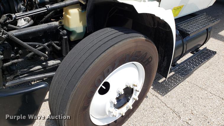 image for item EN9924 2007 International 4200 flatbed truck