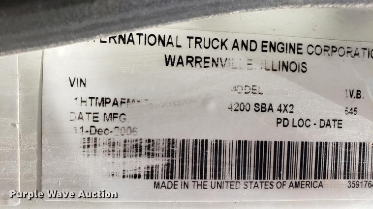 image for item EN9924 2007 International 4200 flatbed truck