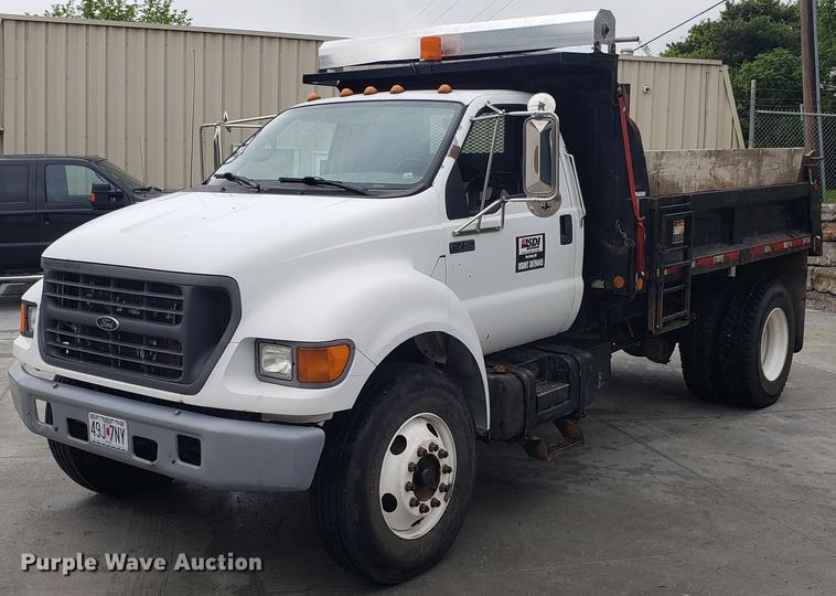 image for item EN9933 2000 Ford F750 Super Duty dump truck