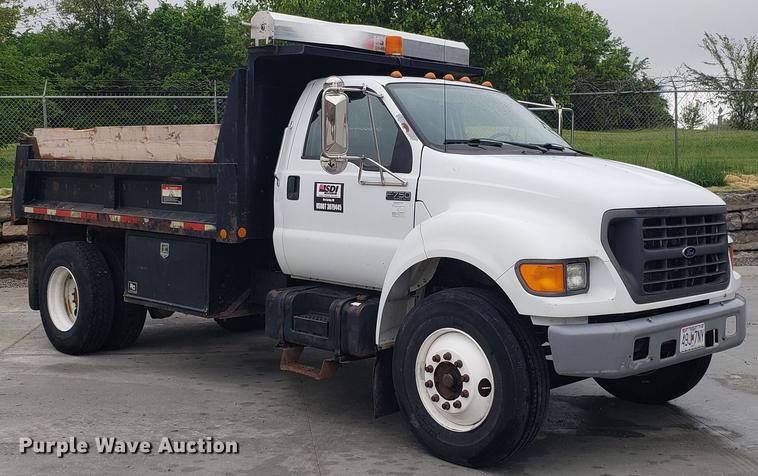 image for item EN9933 2000 Ford F750 Super Duty dump truck