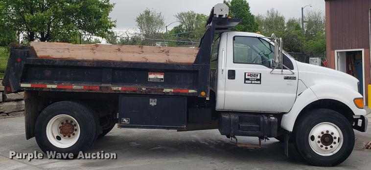 image for item EN9933 2000 Ford F750 Super Duty dump truck