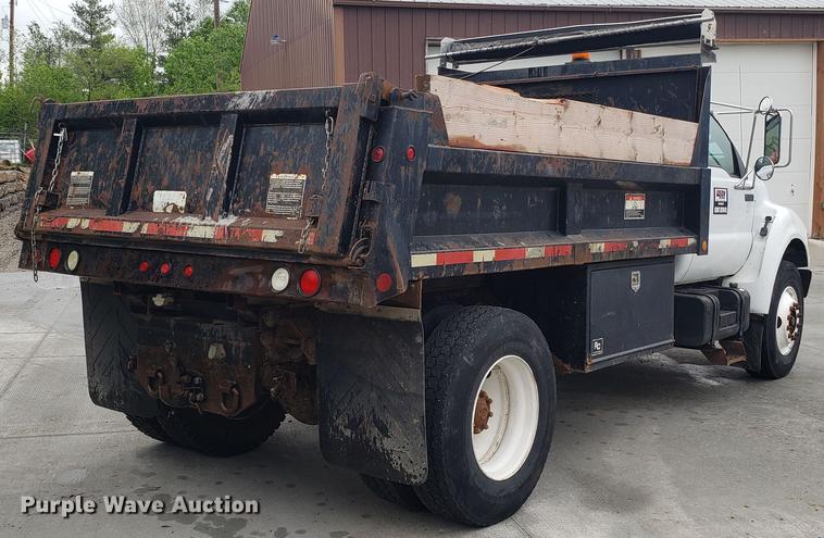 image for item EN9933 2000 Ford F750 Super Duty dump truck