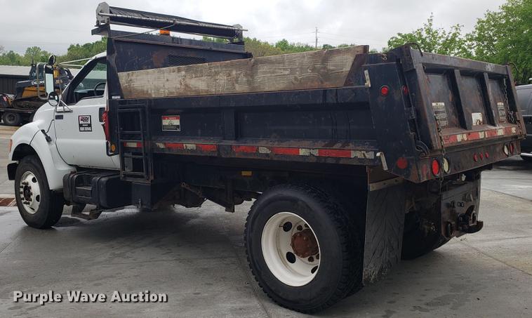 image for item EN9933 2000 Ford F750 Super Duty dump truck