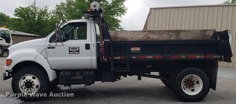 image for item EN9933 2000 Ford F750 Super Duty dump truck