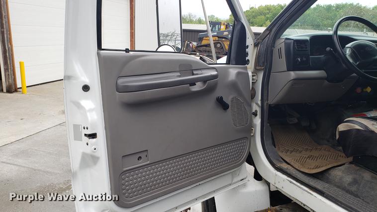 image for item EN9933 2000 Ford F750 Super Duty dump truck