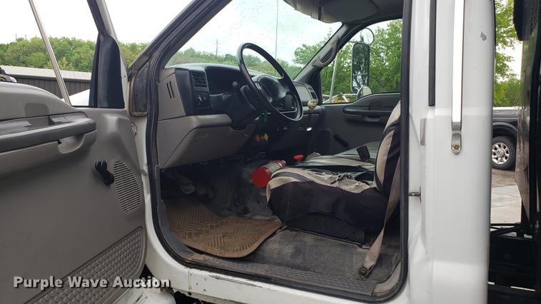 image for item EN9933 2000 Ford F750 Super Duty dump truck