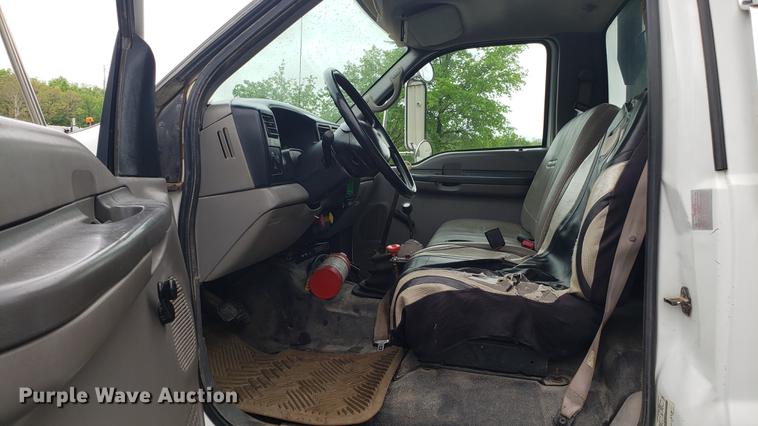 image for item EN9933 2000 Ford F750 Super Duty dump truck