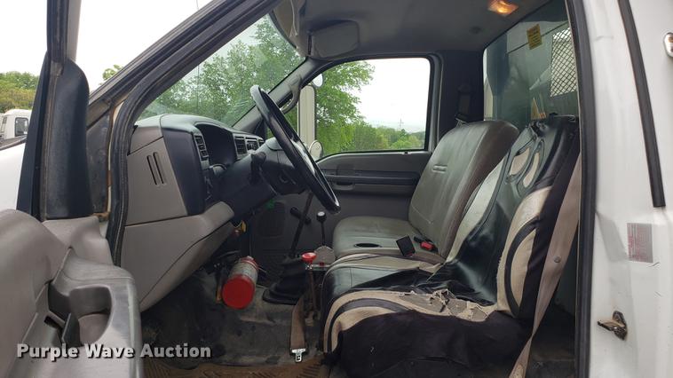 image for item EN9933 2000 Ford F750 Super Duty dump truck