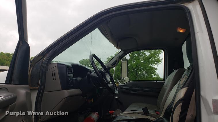 image for item EN9933 2000 Ford F750 Super Duty dump truck