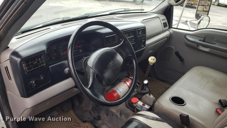 image for item EN9933 2000 Ford F750 Super Duty dump truck