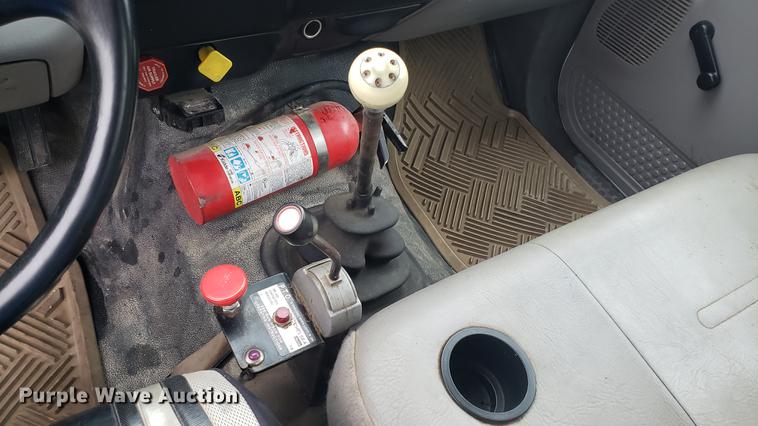 image for item EN9933 2000 Ford F750 Super Duty dump truck