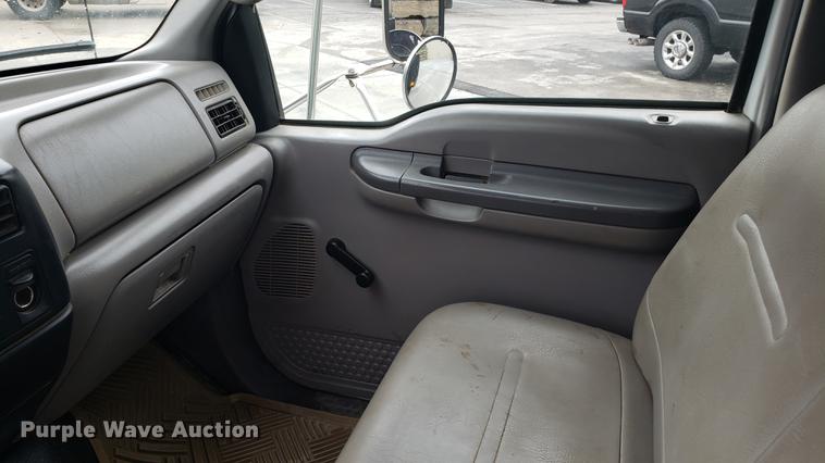 image for item EN9933 2000 Ford F750 Super Duty dump truck