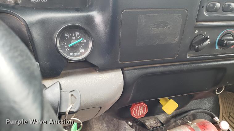 image for item EN9933 2000 Ford F750 Super Duty dump truck