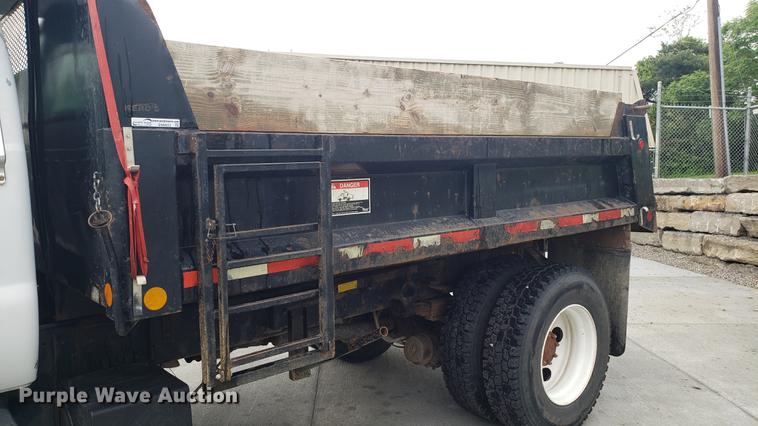 image for item EN9933 2000 Ford F750 Super Duty dump truck