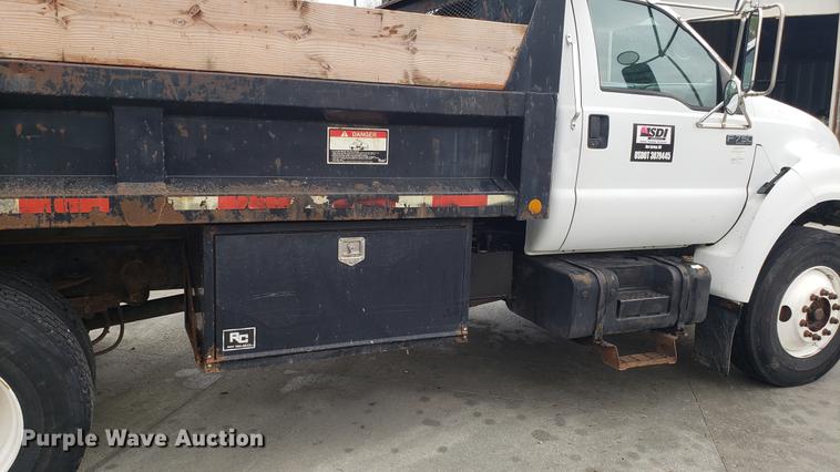 image for item EN9933 2000 Ford F750 Super Duty dump truck