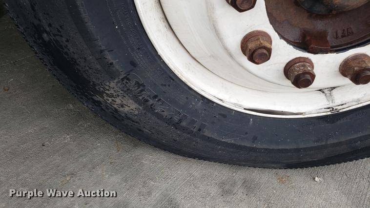 image for item EN9933 2000 Ford F750 Super Duty dump truck