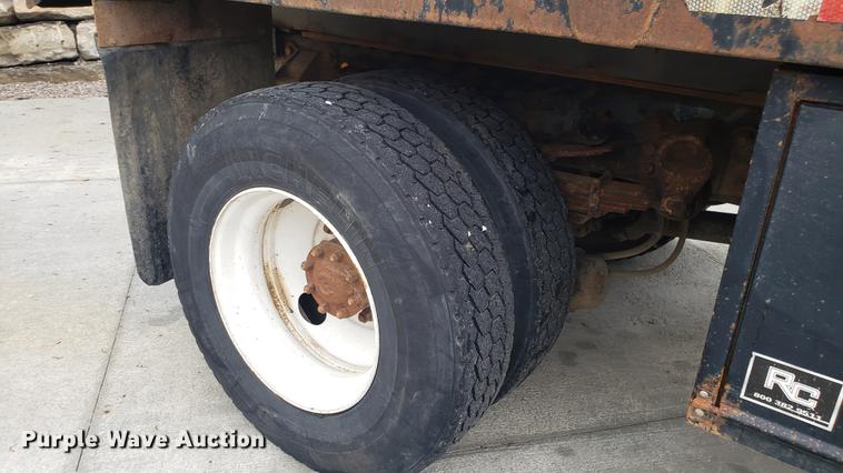 image for item EN9933 2000 Ford F750 Super Duty dump truck