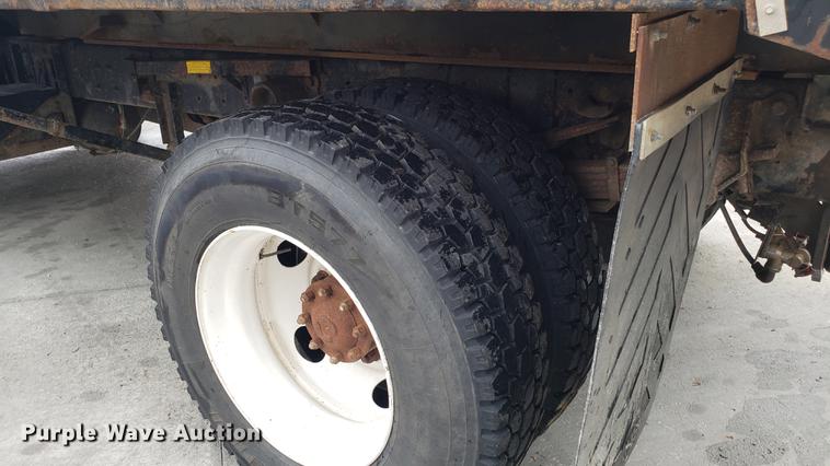 image for item EN9933 2000 Ford F750 Super Duty dump truck