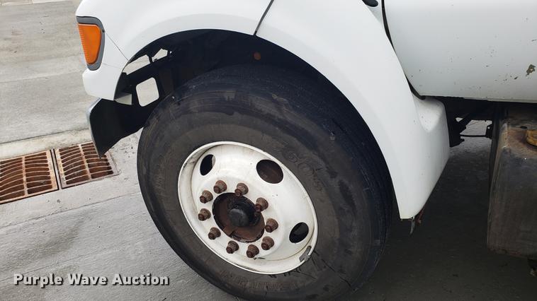 image for item EN9933 2000 Ford F750 Super Duty dump truck