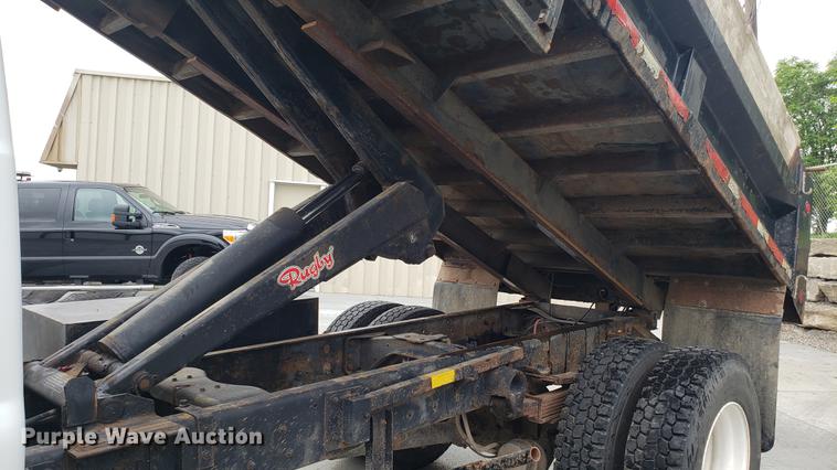 image for item EN9933 2000 Ford F750 Super Duty dump truck