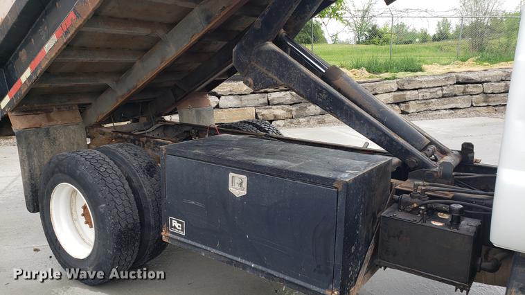 image for item EN9933 2000 Ford F750 Super Duty dump truck