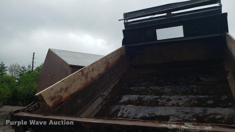 image for item EN9933 2000 Ford F750 Super Duty dump truck