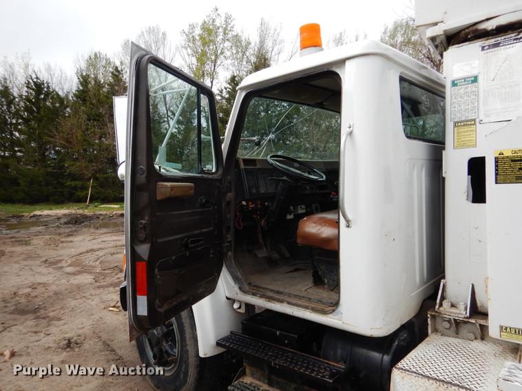 image for item FA9279 1991 International 4700 crane truck