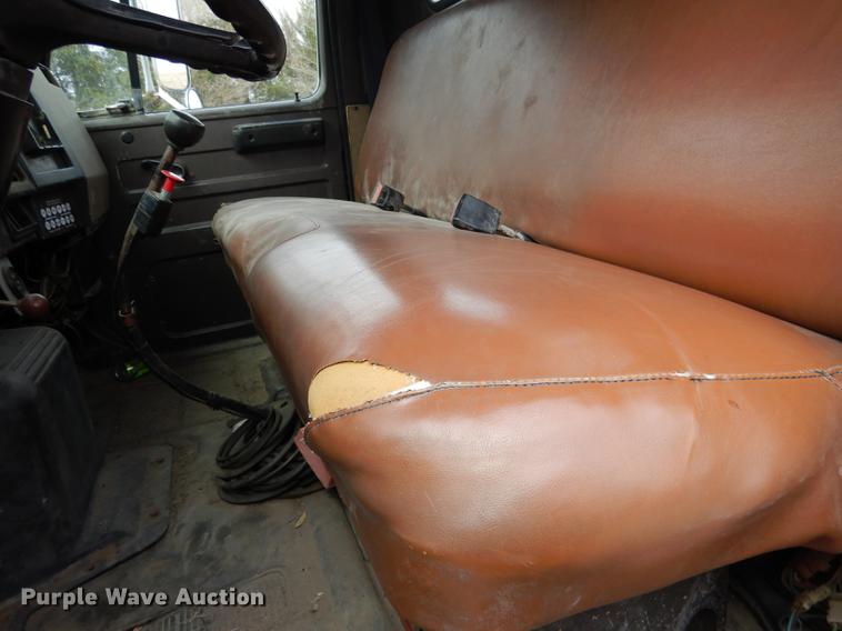 image for item FA9279 1991 International 4700 crane truck