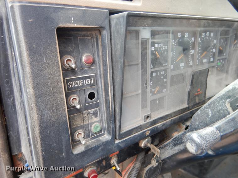 image for item FA9279 1991 International 4700 crane truck