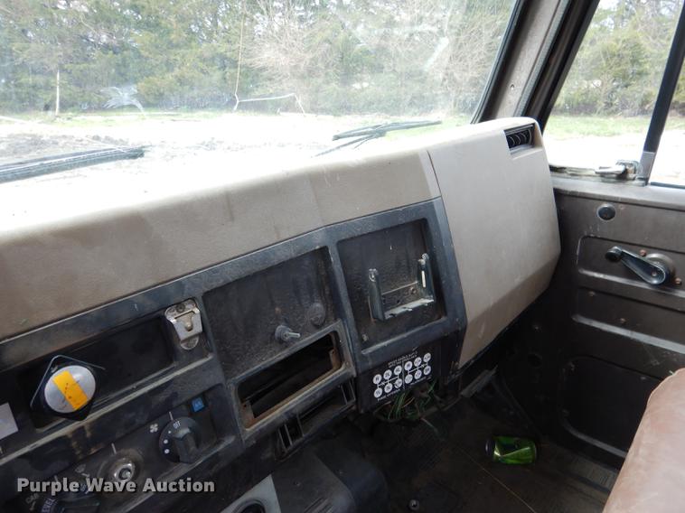 image for item FA9279 1991 International 4700 crane truck