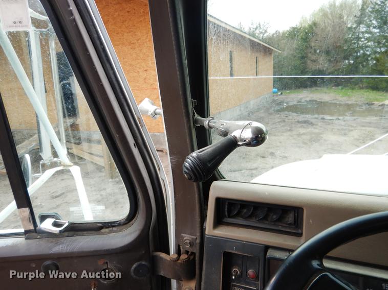 image for item FA9279 1991 International 4700 crane truck