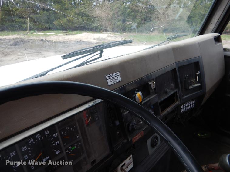 image for item FA9279 1991 International 4700 crane truck