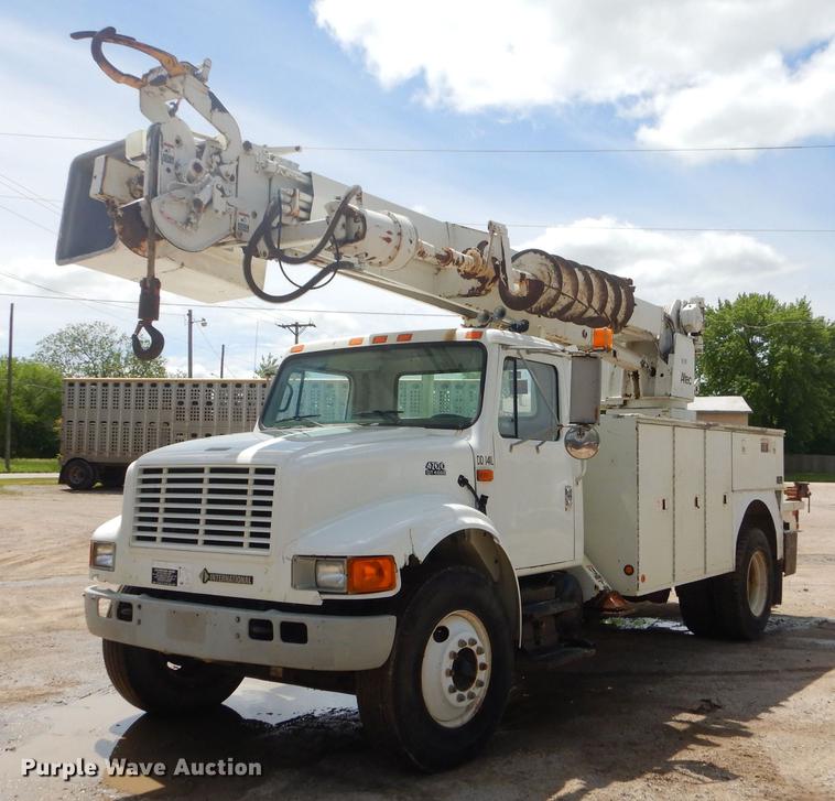 image for item FH9433 2001 International 4700 digger derrick truck