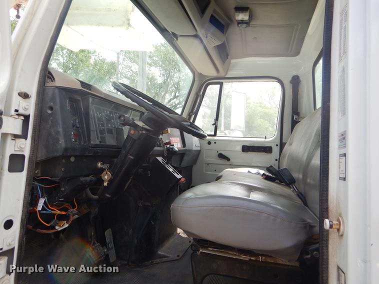 image for item FH9433 2001 International 4700 digger derrick truck