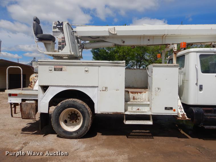 image for item FH9433 2001 International 4700 digger derrick truck