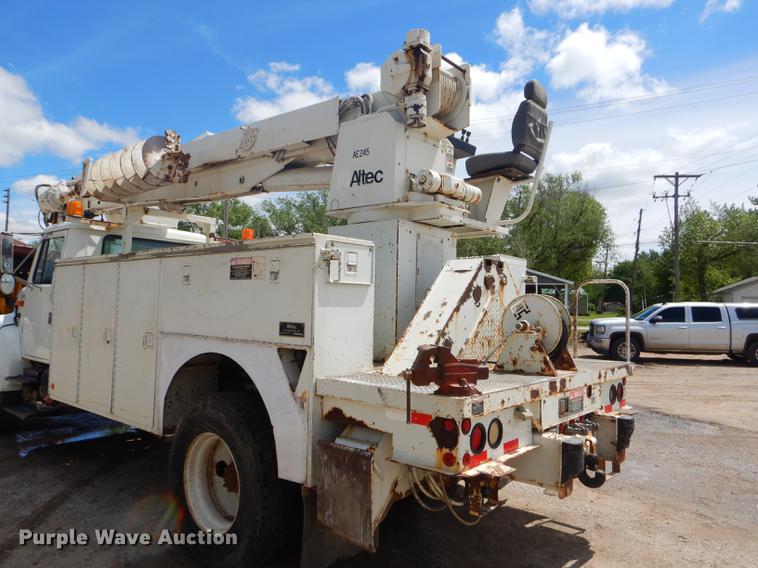 image for item FH9433 2001 International 4700 digger derrick truck