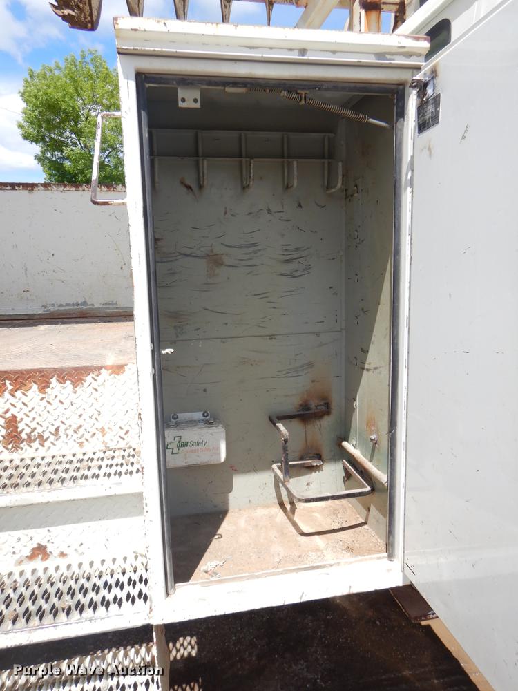 image for item FH9433 2001 International 4700 digger derrick truck