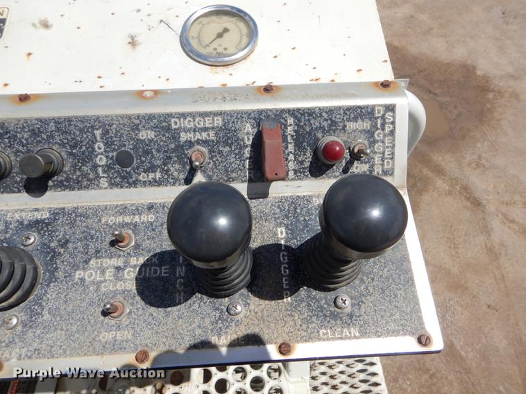 image for item FH9433 2001 International 4700 digger derrick truck