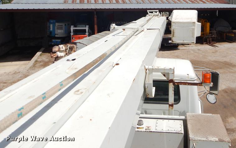 image for item FH9433 2001 International 4700 digger derrick truck