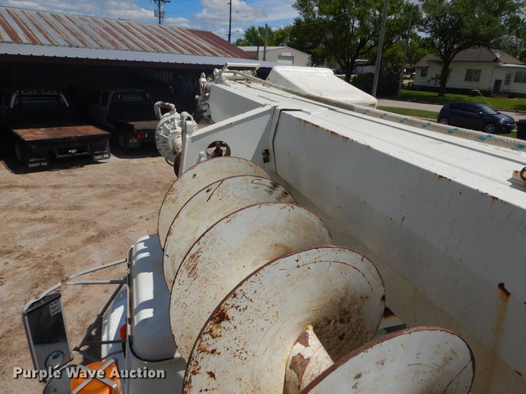 image for item FH9433 2001 International 4700 digger derrick truck