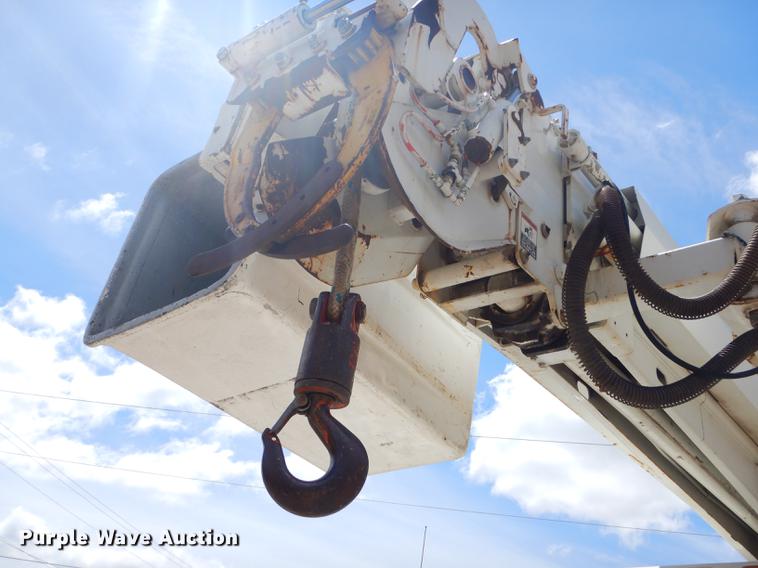 image for item FH9433 2001 International 4700 digger derrick truck