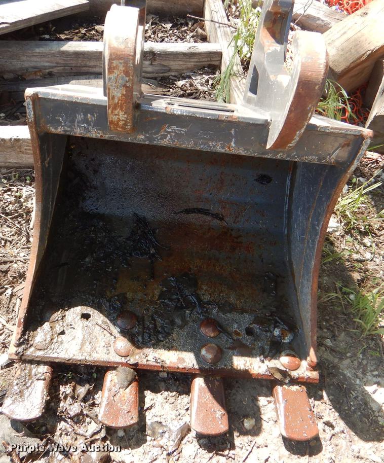 2016 SMP mini Husqvarna excavator bucket in Kansas City, KS Item