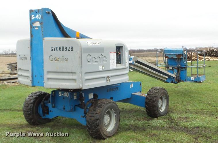 image for item FM9320 2007 Genie S40 boom lift