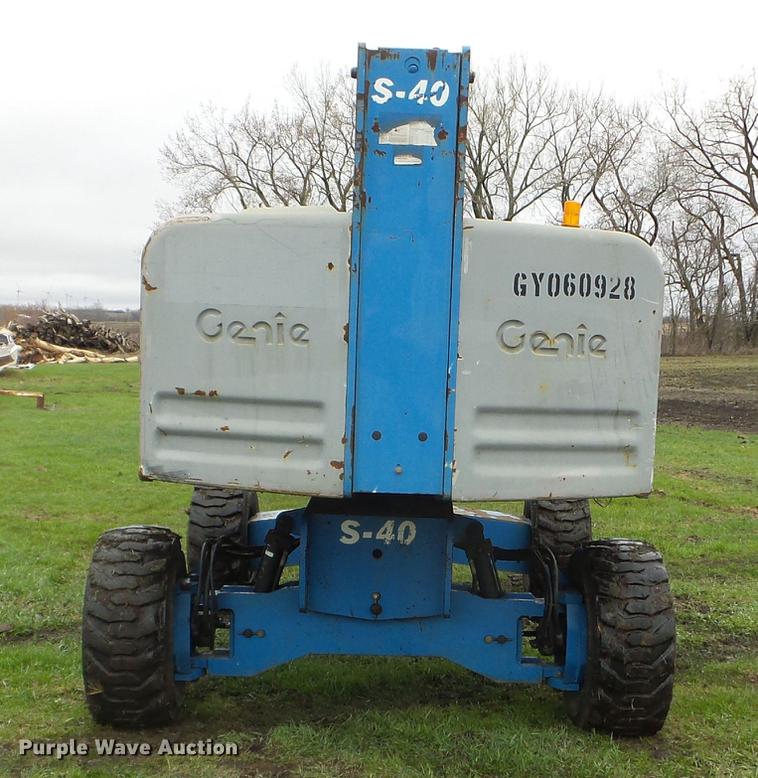 image for item FM9320 2007 Genie S40 boom lift