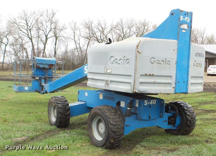 image for item FM9320 2007 Genie S40 boom lift
