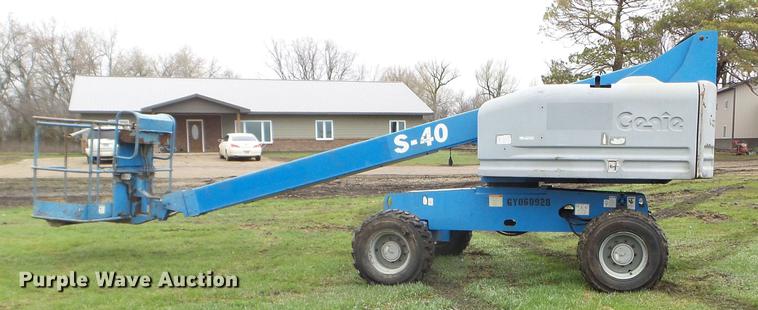 image for item FM9320 2007 Genie S40 boom lift