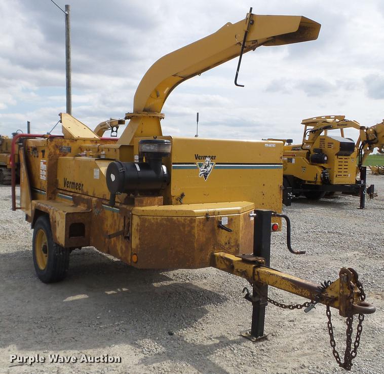 image for item FM9334 2004 Vermeer BC1800XL wood chipper