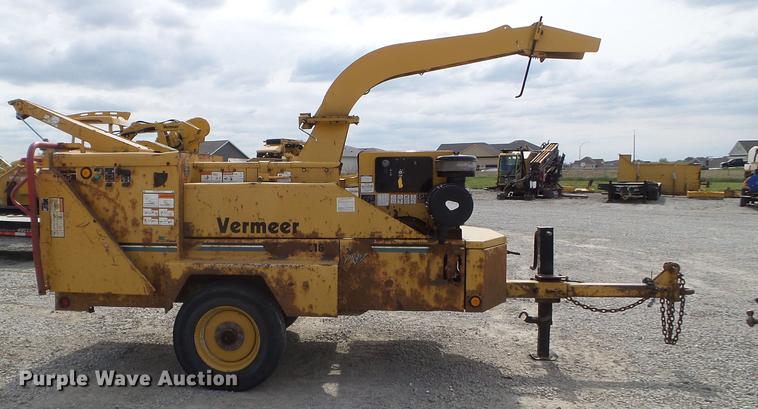 image for item FM9334 2004 Vermeer BC1800XL wood chipper
